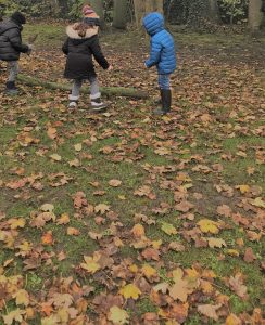 Des enfants concentrés et motivés grâce à la classe flexible ou